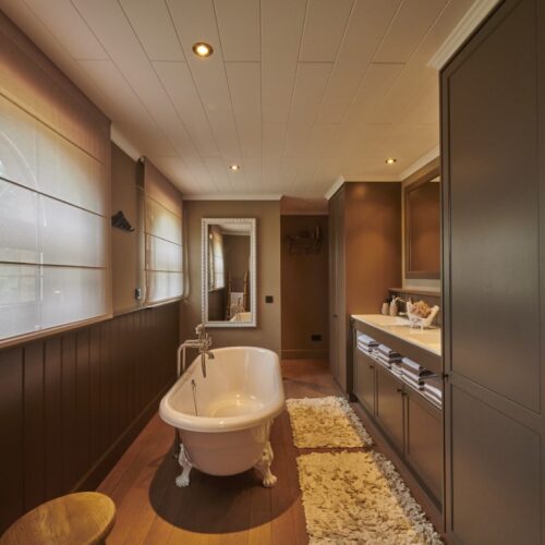 Luxe Badkamer met vrijstaand bad op de gouden kamer in B&B Serenity
