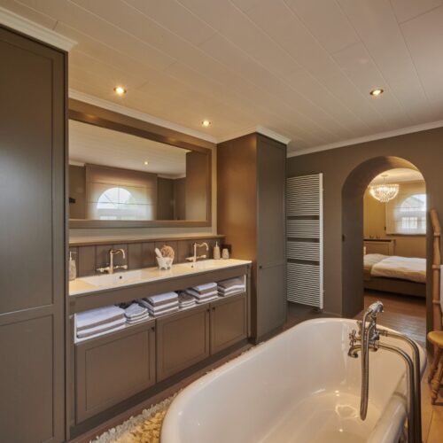 Luxe Badkamer met vrijstaand bad op de gouden kamer in B&B Serenity
